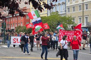 manifestanti al corteo del 1 maggio a Trieste